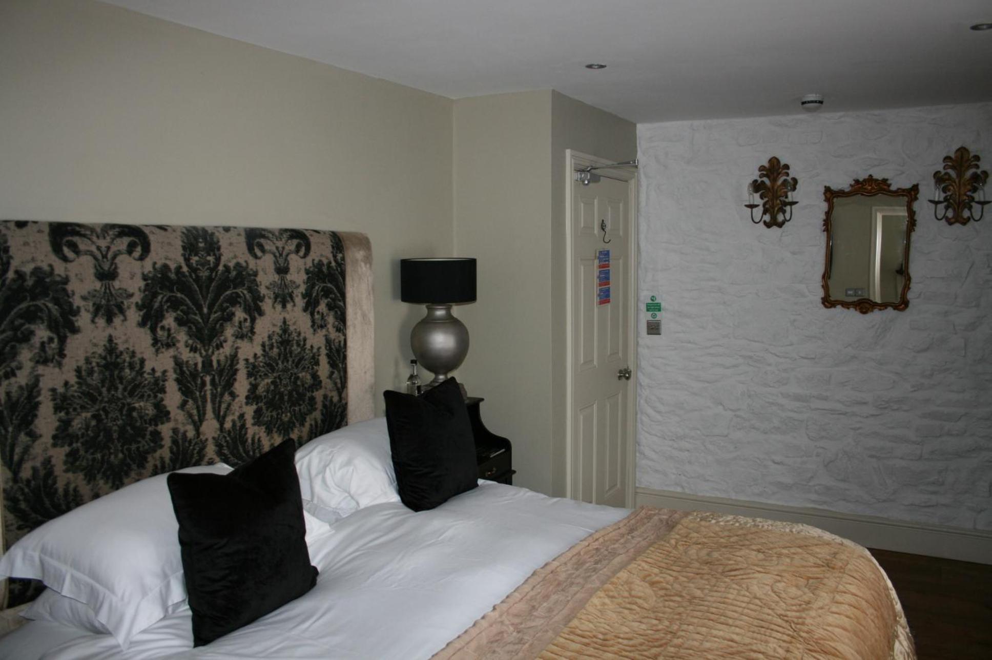 The New White Lion Hotel Llandovery Eksteriør billede